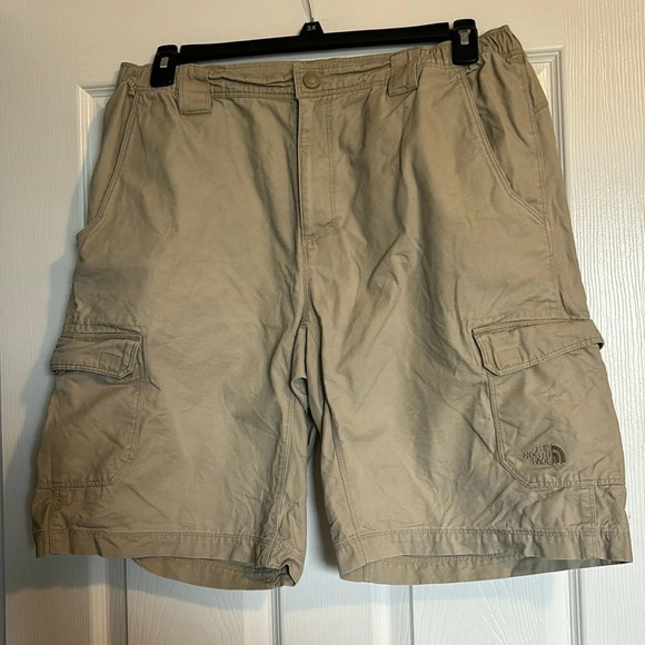 The North Face men’s tan 10” inseam cargo shorts size large - Picture 1 of 9